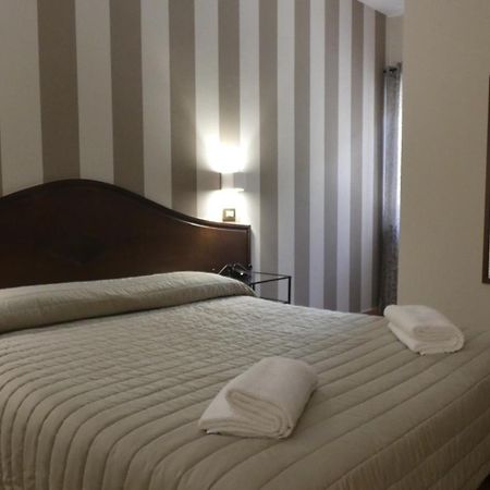 Hotel Piscina La Suite Prossedi Exterior foto