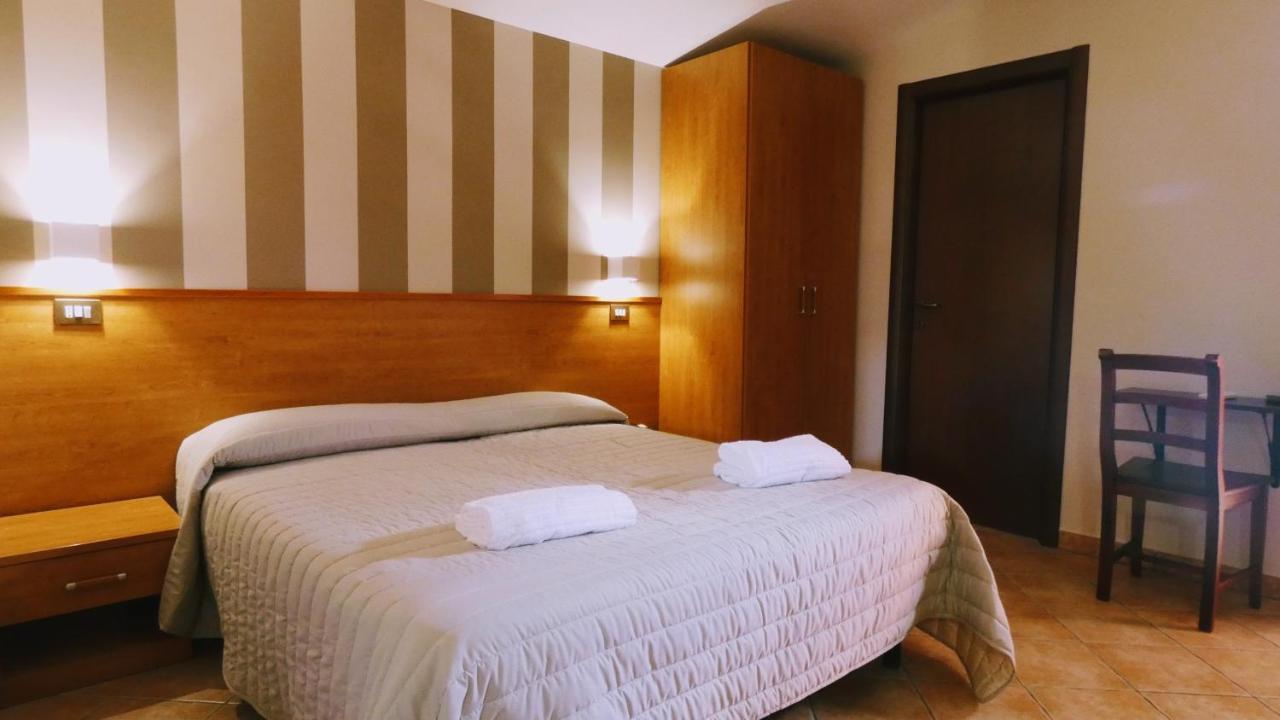 Hotel Piscina La Suite Prossedi Exterior foto