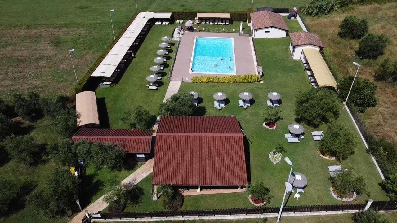Hotel Piscina La Suite Prossedi Exterior foto