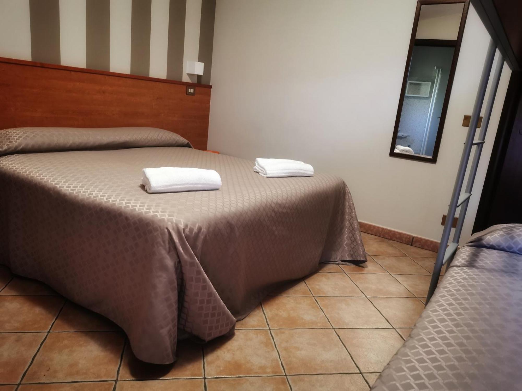 Hotel Piscina La Suite Prossedi Exterior foto